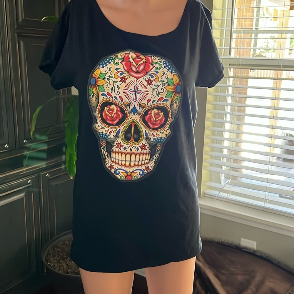 Black skull short sleeve T-shirt. Size S.